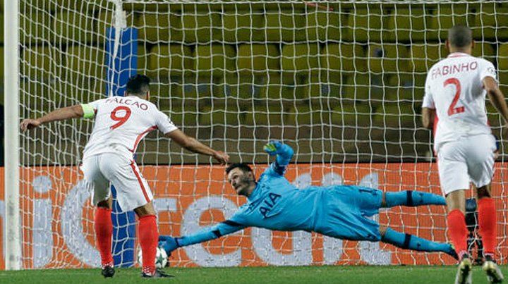 Falcao erró un penal, pero Mónaco complicó al Tottenham de Pochettino