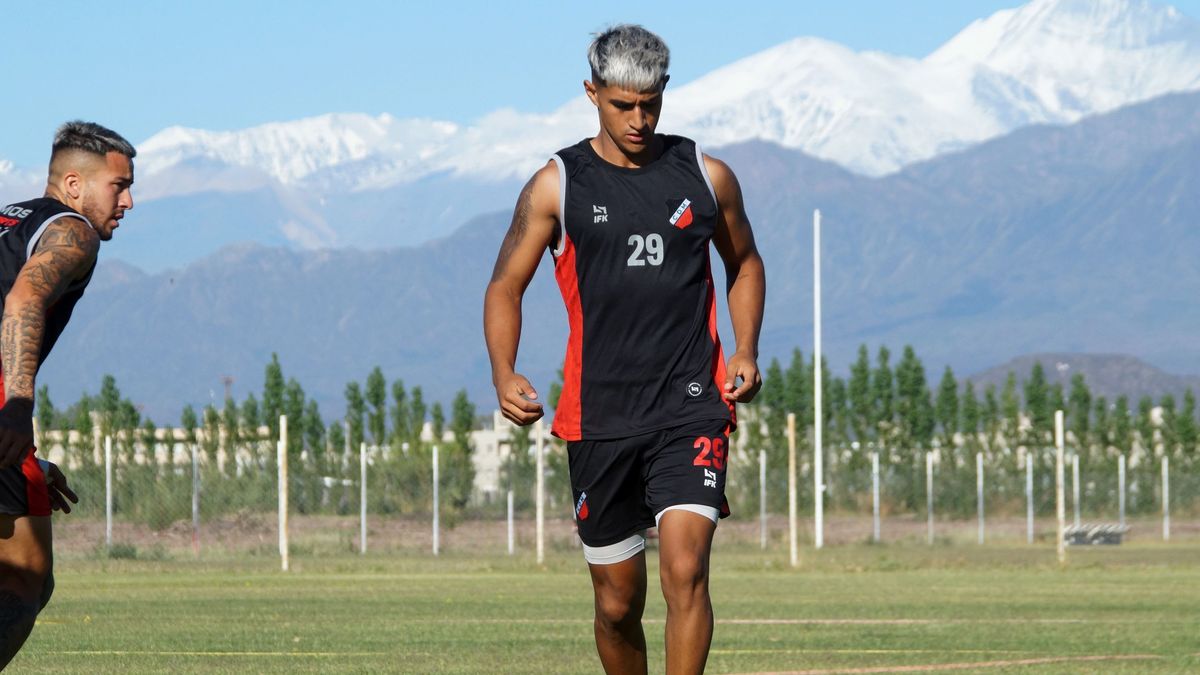 Ezequiel Almirón es una de la grandes figuras del Deportivo Maipú. Ezequiel Almirón es una de la grandes figuras del Deportivo Maipú.