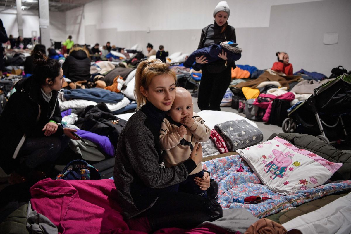 Refugiados en Ucrania tras los bombardeos.