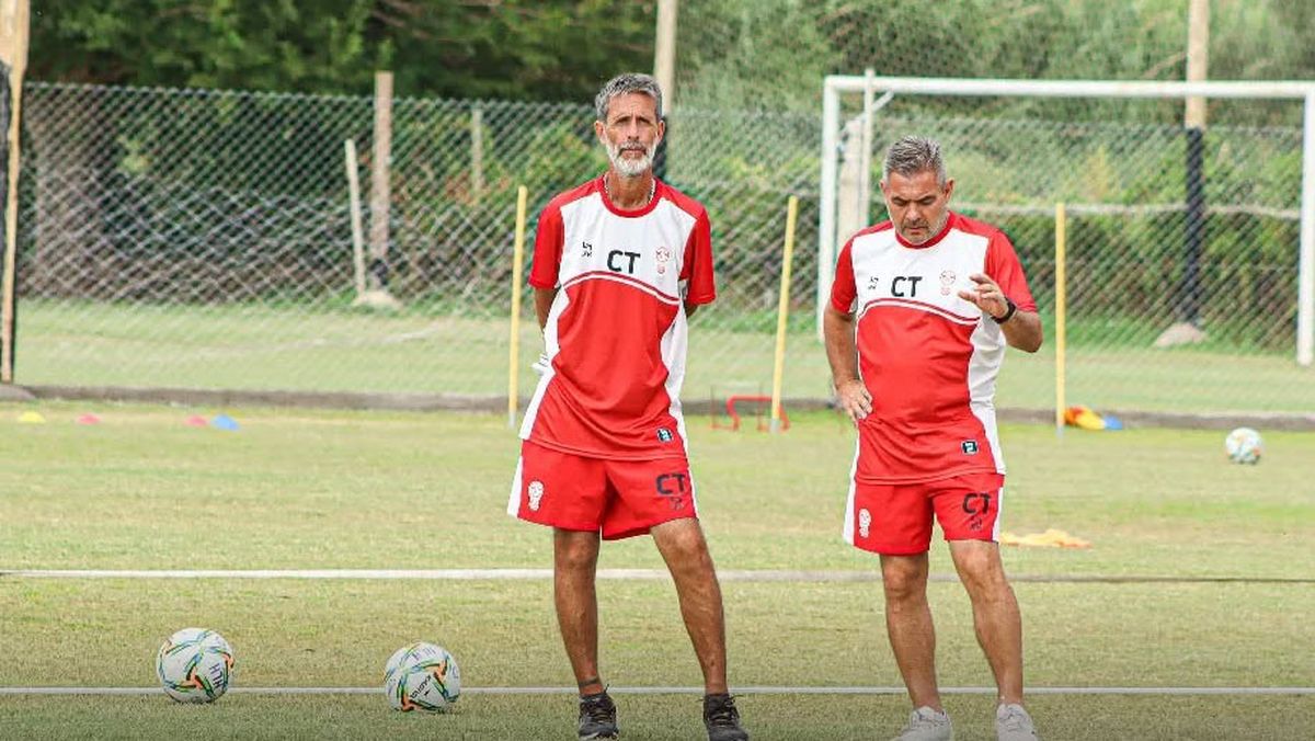 El Toti Arias a la derecha junto a Martín Puppato, su ayudante de campo.