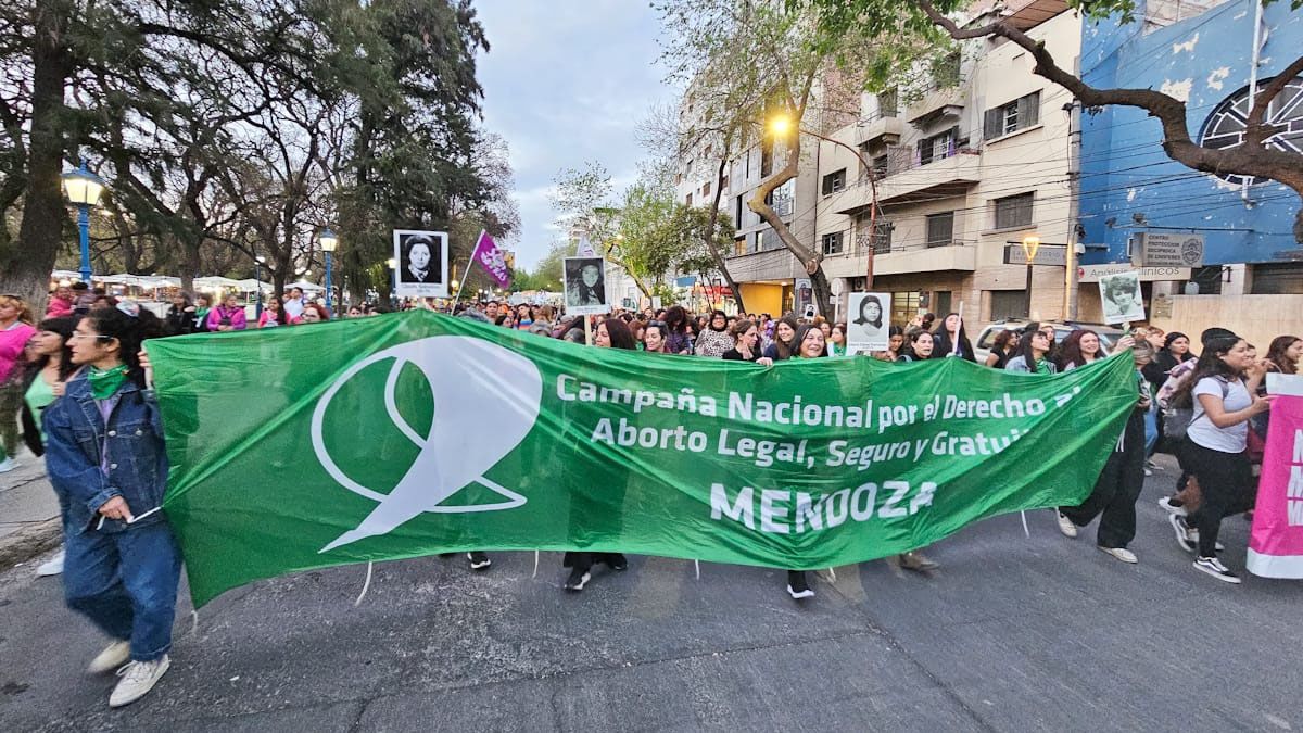 Por el aborto legal, seguro y gratuito marcharon este jueves por las calles céntricas de Mendoza. Javier Milei dijo que si gana derogará la ley. Por el aborto legal, seguro y gratuito marcharon este jueves por las calles céntricas de Mendoza. Javier Milei dijo que si gana derogará la ley.