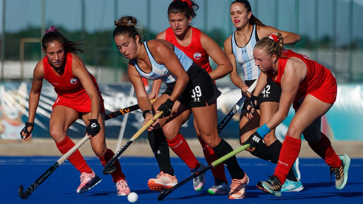 La mendocina Delfina Thomé, con el control de la bocha para Las Leonas, ante la marca de las jugadores de Chile.