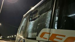 Uno de los micros de Boca que fue apedreado cuando regresaba de Chile.