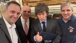 El vocero presidencial, Manuel Adorni, el diputado José Luis Espert, el presidente Javier Milei y el Ministro de Economía, Luis Caputo, antes de grabar la cadena nacional.