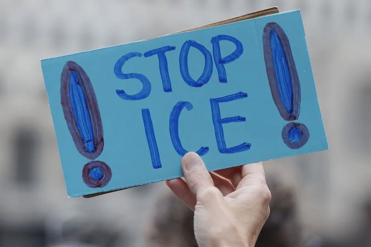 Carteles de protesta en contra del ICE y la deportación de migrantes. Carteles de protesta en contra del ICE y la deportación de migrantes.