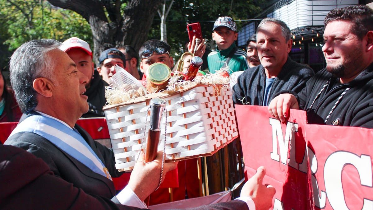 Militantes radicales esperaron al gobernador Alfredo Cornejo en las puertas de la Legislatura para saludarlo. Militantes radicales esperaron al gobernador Alfredo Cornejo en las puertas de la Legislatura para saludarlo.
