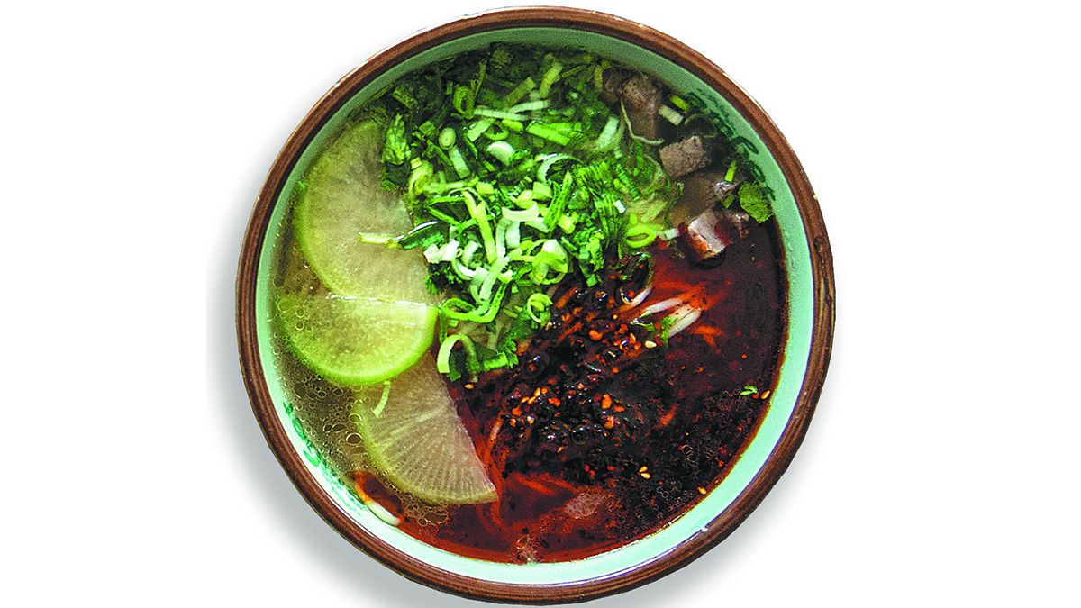 Un tazón tradicional de fideos con carne de Lanzhou incluye un caldo claro, rábano, aceite de chile, cilantro y puerro, así como carne de res y fideos. PARA USO DE CHINA DAILY
