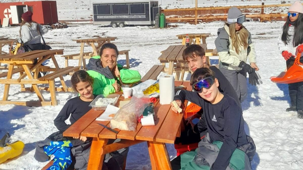 Una de las familias que disfrutó este viernes del parque de nieve Los Puquios. Una de las familias que disfrutó este viernes del parque de nieve Los Puquios.