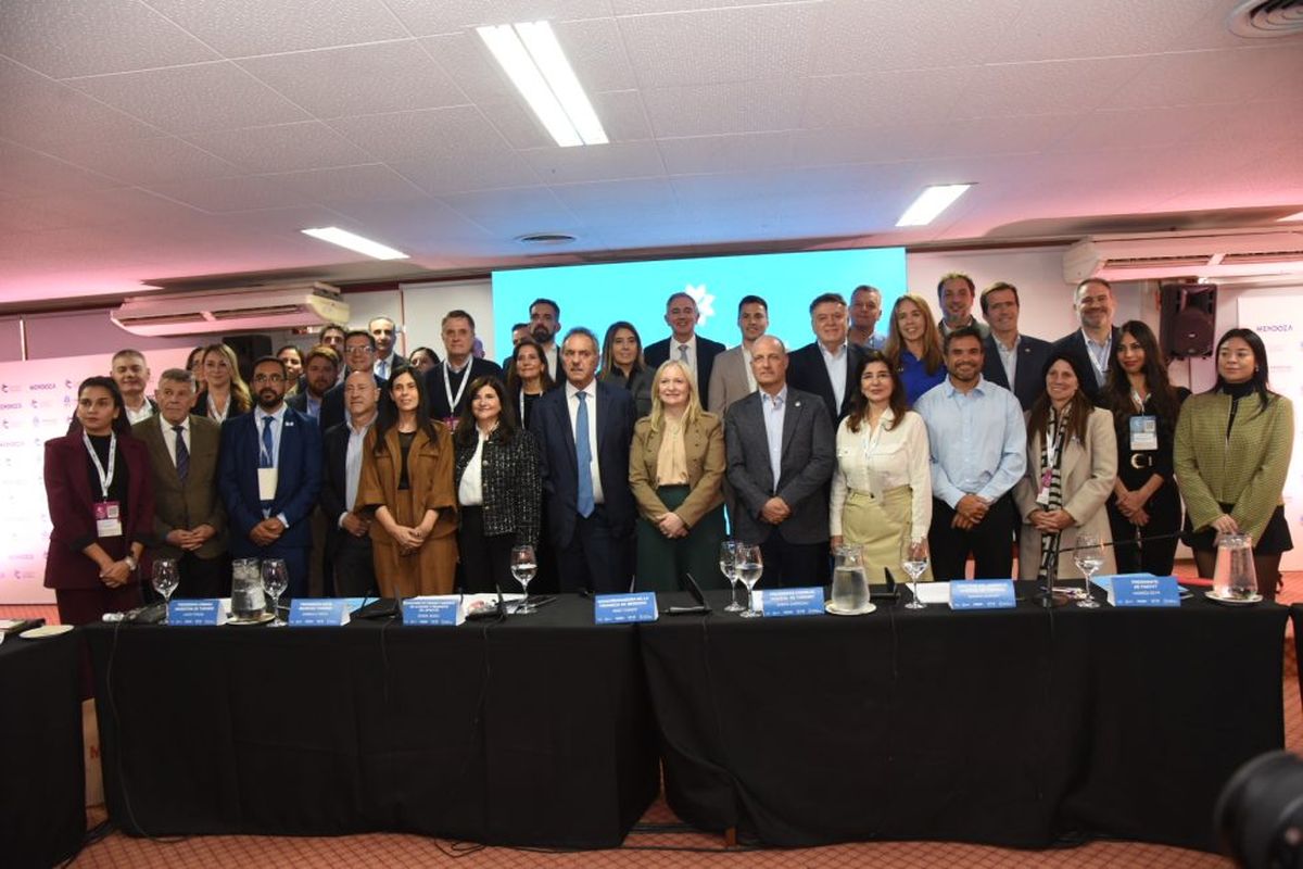 La industria del turismo se reunió en Mendoza. El secretario de Turismo y Ambiente, Daniel Scioli, encabezó la 176° Asamblea Ordinaria del Consejo Federal de Turismo (CFT). La industria del turismo se reunió en Mendoza. El secretario de Turismo y Ambiente, Daniel Scioli, encabezó la 176° Asamblea Ordinaria del Consejo Federal de Turismo (CFT).