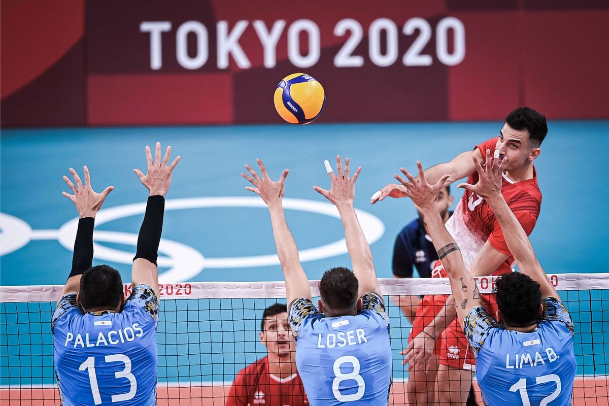 Agust&iacute;n Loser, en el centro del bloqueo, volvi&oacute; a destacarse en los Juegos Ol&iacute;mpicos 2021.