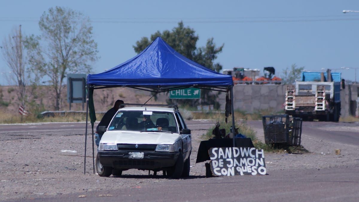 Según Allasino, la venta ambulante en los costados de la rutas -sobre todo en el caso de la Ruta N° 7, Acceso Sur- es sumamente peligrosa tanto para quienes venden como para quienes paran a comprar Según Allasino, la venta ambulante en los costados de la rutas -sobre todo en el caso de la Ruta N° 7, Acceso Sur- es sumamente peligrosa tanto para quienes venden como para quienes paran a comprar
