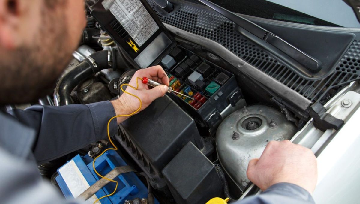 Cada modelo de auto tiene una configuración diferente, por lo que recomienda consultar el manual del fabricante o acudir a un profesional antes de manipular la caja de fusibles. Cada modelo de auto tiene una configuración diferente, por lo que recomienda consultar el manual del fabricante o acudir a un profesional antes de manipular la caja de fusibles.