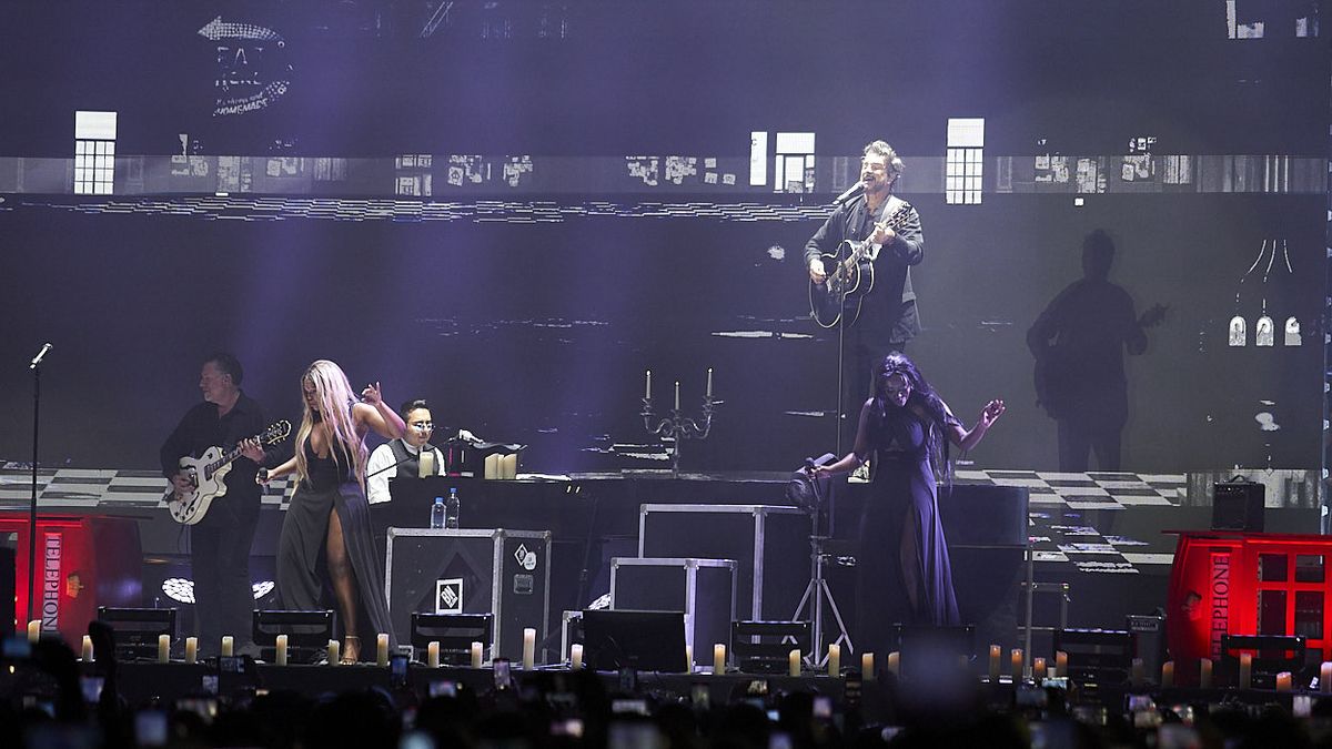 Ricardo Arjona recorrió el escenario de punta a punta, tocó el piano y la guitarra, interactuó con el público y hasta llamó en vivo a una fanática.