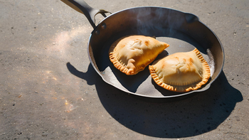 Video: en Chaco desafían el calor extremo y cocinan sin fuego empanadas fritas al sol