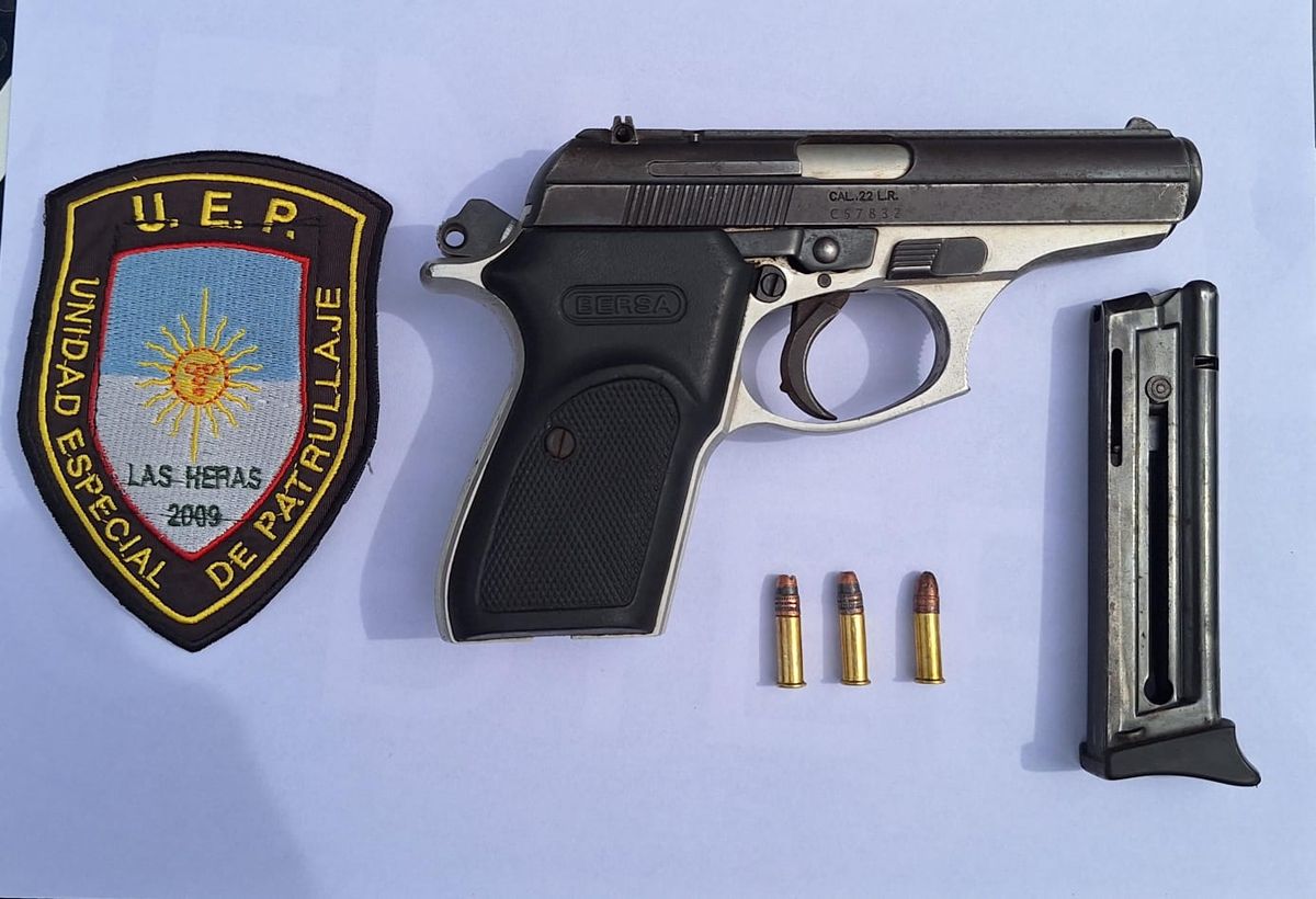 La pistola calibre 22 secuestrada a un hombre en Las Heras. La pistola calibre 22 secuestrada a un hombre en Las Heras.