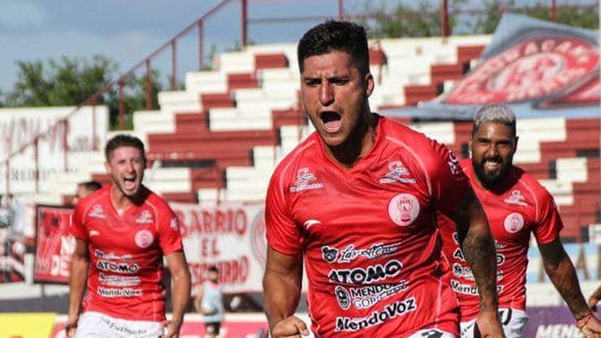 El defensor Nicolás Inostroza festejando el gol ante Sansinena.