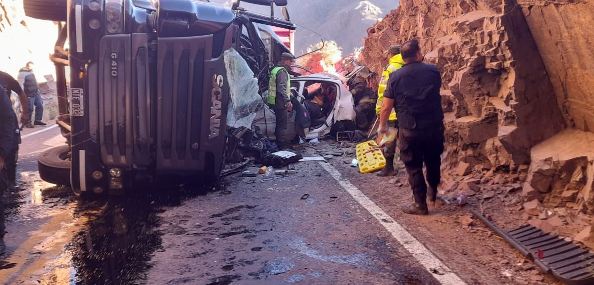 Tragedia y milagro. El camionero murió en el vuelco, pero la familia sanjuanina se salvó completa el sábado 7 a la mañana. Tragedia y milagro. El camionero murió en el vuelco, pero la familia sanjuanina se salvó completa el sábado 7 a la mañana.