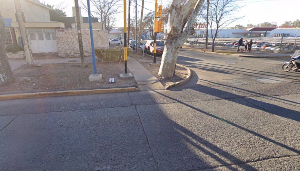 En la esquina de Joaquín V. González y Salvador Arias el chofer de la Línea 461 intentó hacer bajar a dos ebrios que molestaban a dos pasajeras, y terminó siendo herido por los cuatro.