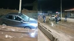 Dos autos quedaron atrapados en un socavón