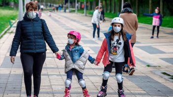 España reconoció el aumento de casos de coronavirus en niños, desde que les permitieron salir