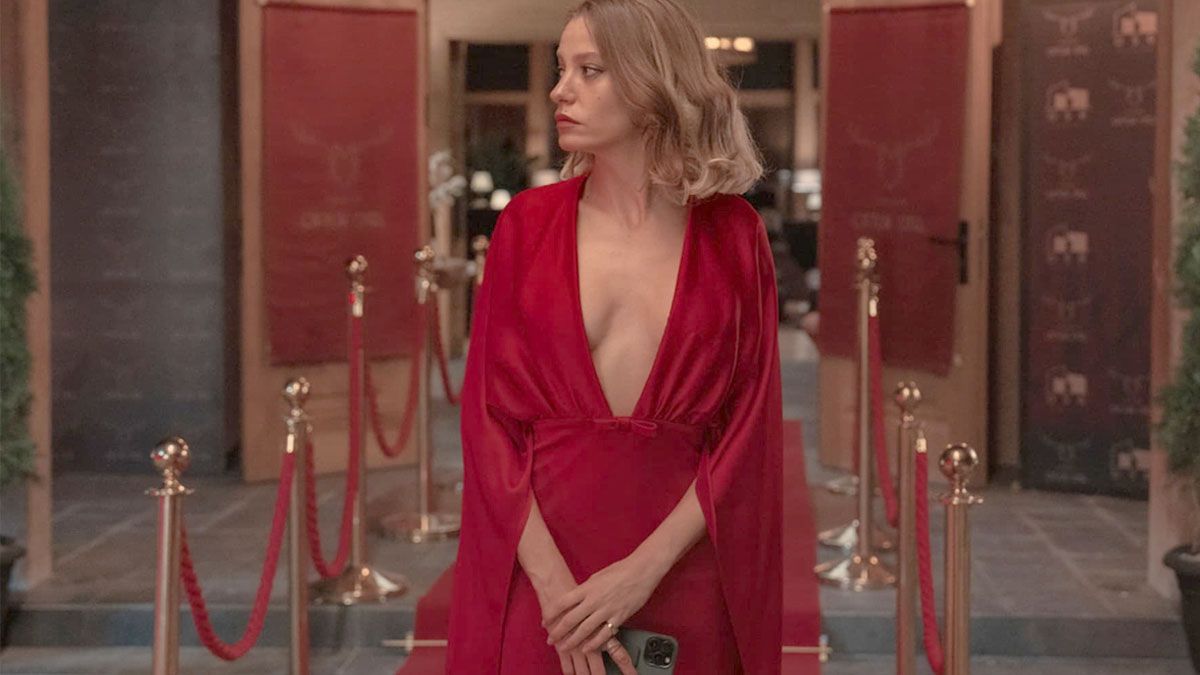 La actriz Serenay Sarkaya interpreta a Leyla Taylan en la serie de Netflix.