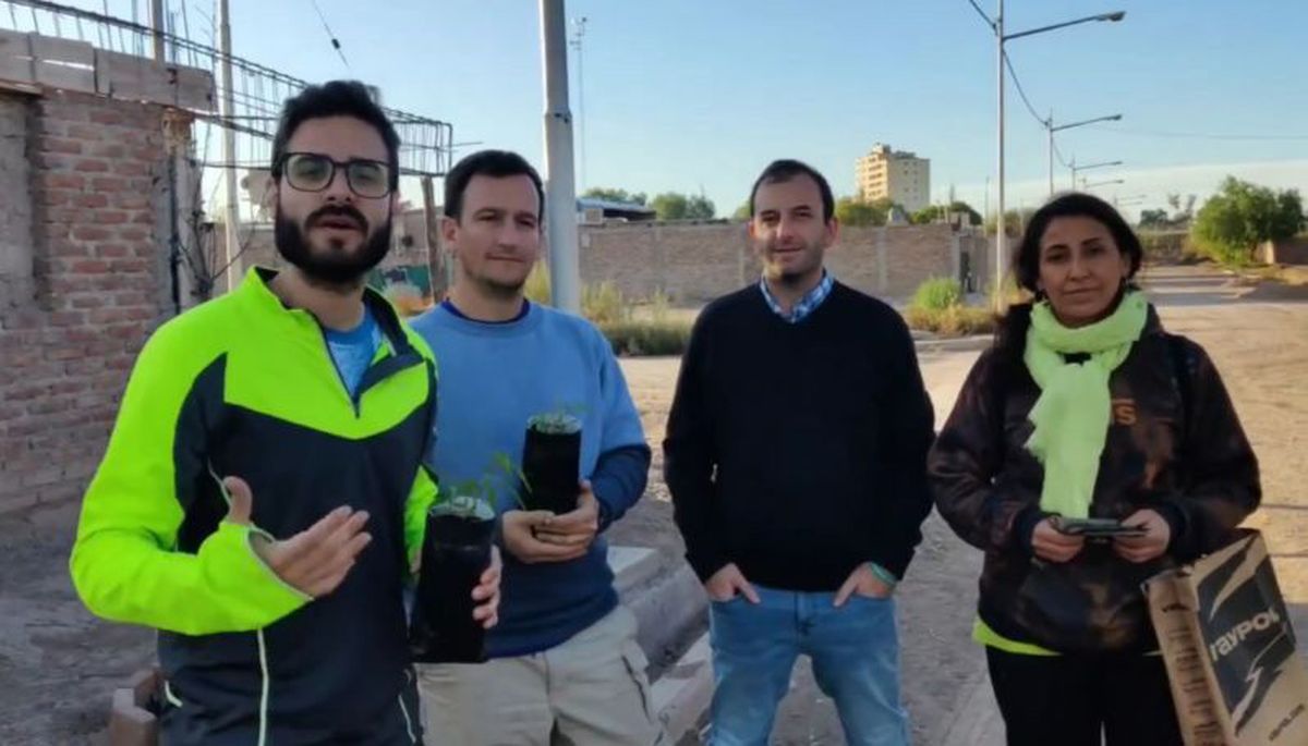 Emanuel Fugazzotto junto a otros precandidatos del Partido Verde, en el barrio El Amparo, de Las Heras.