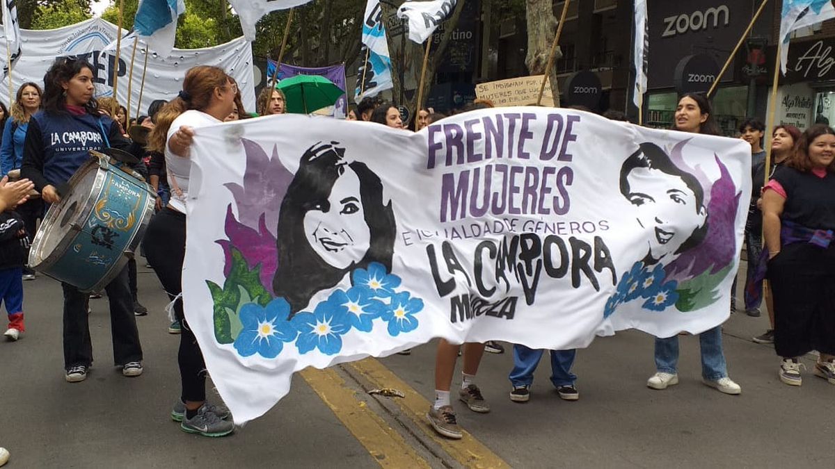 Organizaciones de mujeres participaron en la contramarcha durante el Carrusel de la Vendimia 2025. Organizaciones de mujeres participaron en la contramarcha durante el Carrusel de la Vendimia 2025.