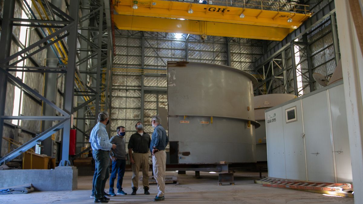 Tres ministros visitaron la infraestructura del proyecto asentado en Malargüe. El Gobierno busca socios inversores para reflotar el yacimiento. El ministro de Economía y Energía, Enrique Vaquié, y sus pares de Hacienda y Finanzas, Lisandro Nieri, y de Planificación e Infraestructura, Mario Isgró.