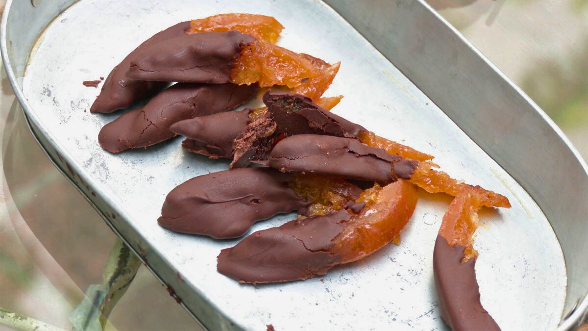 Las naranjitas de chocolate confitadas se hacen a partir de una receta que es sumamente fácil de llevar a cabo.