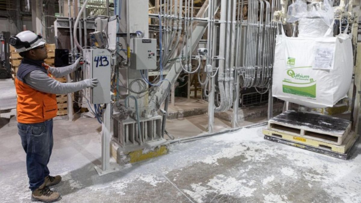 Producción de carbonato de litio por el conglomerado minero SQM. Desde diciembre pasado, SQM tiene derechos exclusivos para explotar litio en el Salar de Atacama hasta 2030 (Imagen: Lucas Aguayo Araos / Alamy) Producción de carbonato de litio por el conglomerado minero SQM. Desde diciembre pasado, SQM tiene derechos exclusivos para explotar litio en el Salar de Atacama hasta 2030 (Imagen: Lucas Aguayo Araos / Alamy)