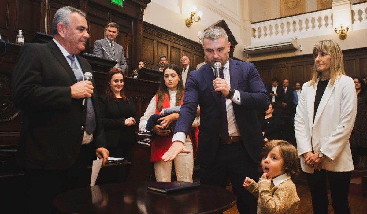 Edgardo González, del PJ, presidió la Sesión Preparatoria. En la imagen junto a Diego Costarelli, que juró como diputado y será presidente del interbloque Cambia Mendoza.