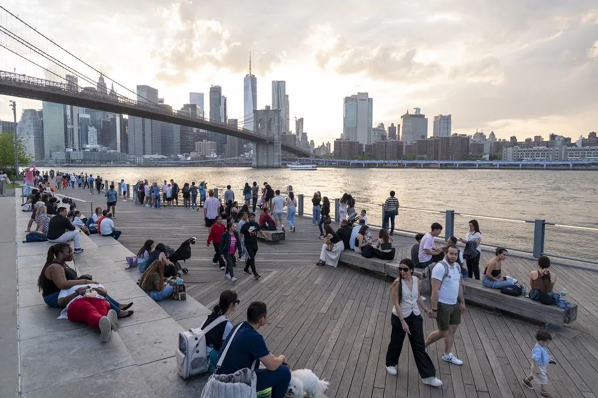 Personas recorriendo el parque Dumbo de Brooklyn