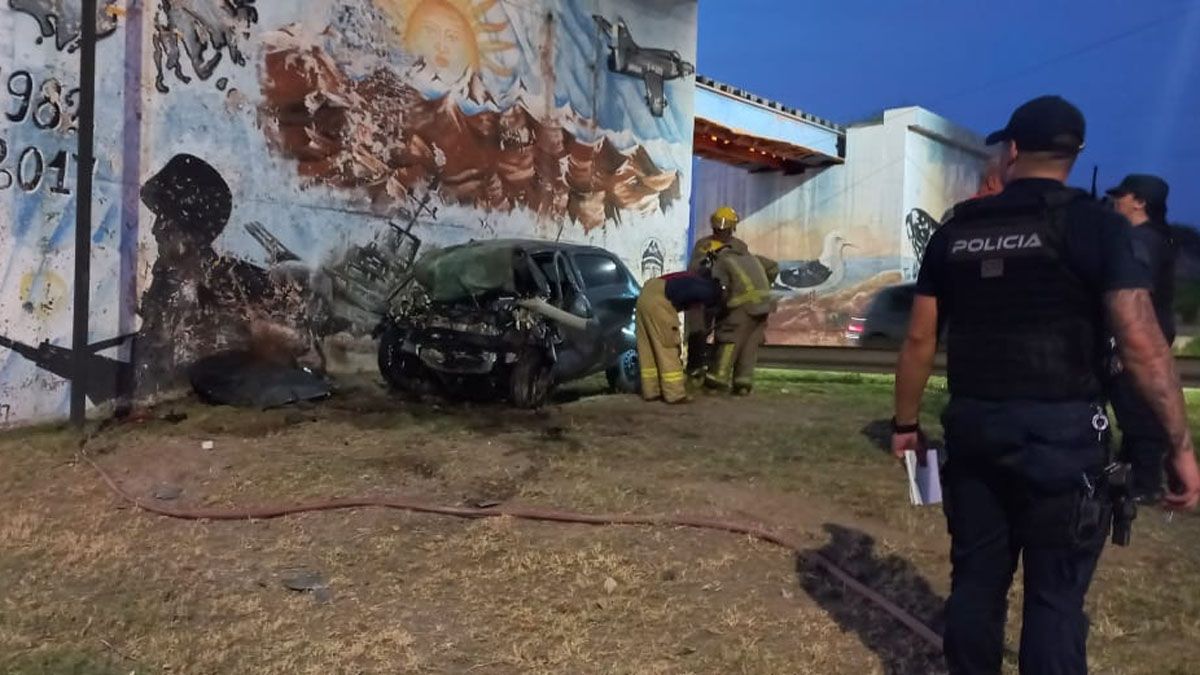 La víctima circulaba hacia el Este por el Acceso Este, perdió el control de su auto y se estrelló contra un paredón, en Guaymallén.