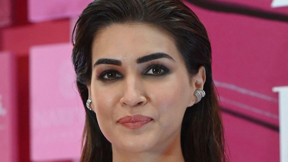 La actriz Kriti Sanon interpreta a Saumya Sood y Shailee Sood en la película de Netflix.