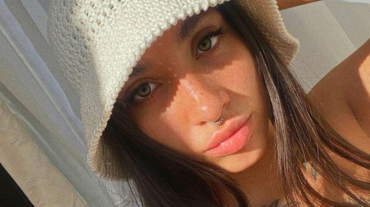 Desde Miami, María Becerra confirma que el neón se lleva shiny, ultra ceñido y con escotazo