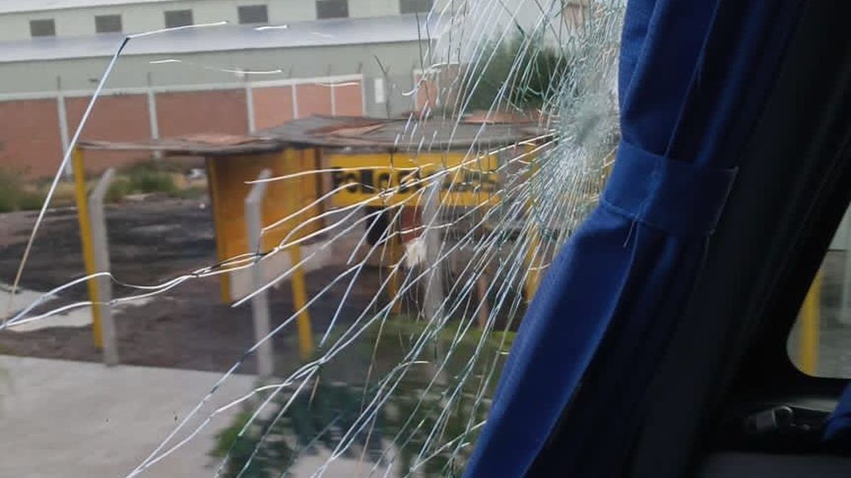 Así quedó el colectivo de San Martín en San Juan.