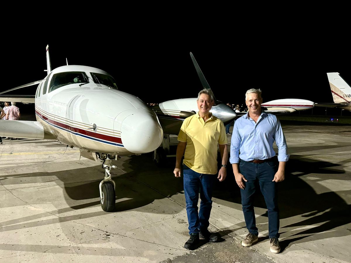 Félix y Molero, junto a los aviones de la lucha antigranizo de la provincia que volarán este mes.