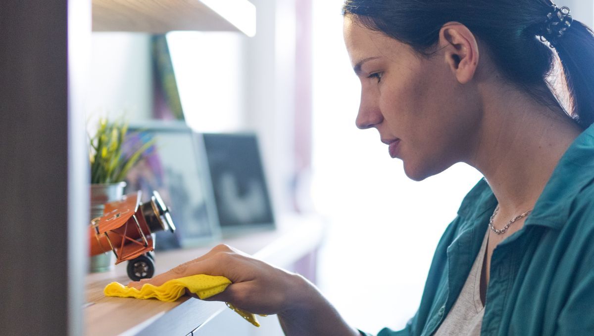 El truco que usan en los hoteles para limpiar el polvo de los muebles: es súper efectivo