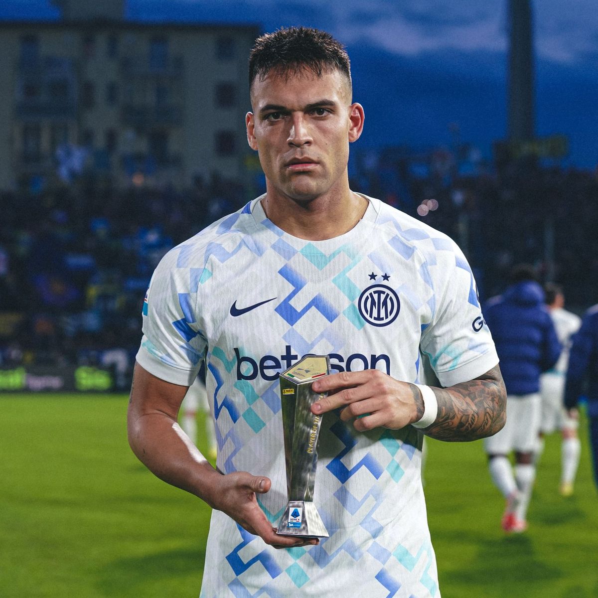 Lautaro Mart&iacute;nez marc&oacute; un doblete y super&oacute; a un goleador hist&oacute;rico del Inter.