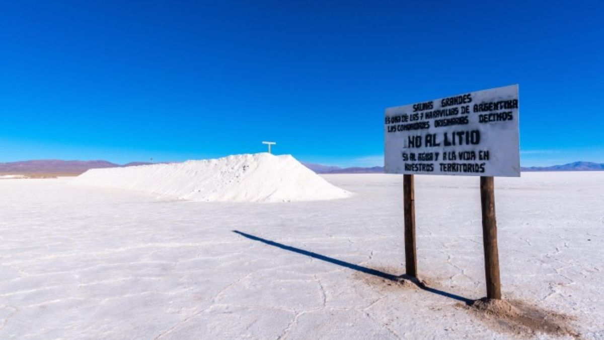 "No al litio", dice un cartel en Salinas Grandes, el salar situado entre las provincias de Jujuy y Salta. Además de los debates políticos sobre la extracción de litio, las comunidades locales han expresado su preocupación por el impacto social y medioambiental de la minería (Imagen: Wolfgang Diederich / Alamy) "No al litio", dice un cartel en Salinas Grandes, el salar situado entre las provincias de Jujuy y Salta. Además de los debates políticos sobre la extracción de litio, las comunidades locales han expresado su preocupación por el impacto social y medioambiental de la minería (Imagen: Wolfgang Diederich / Alamy)