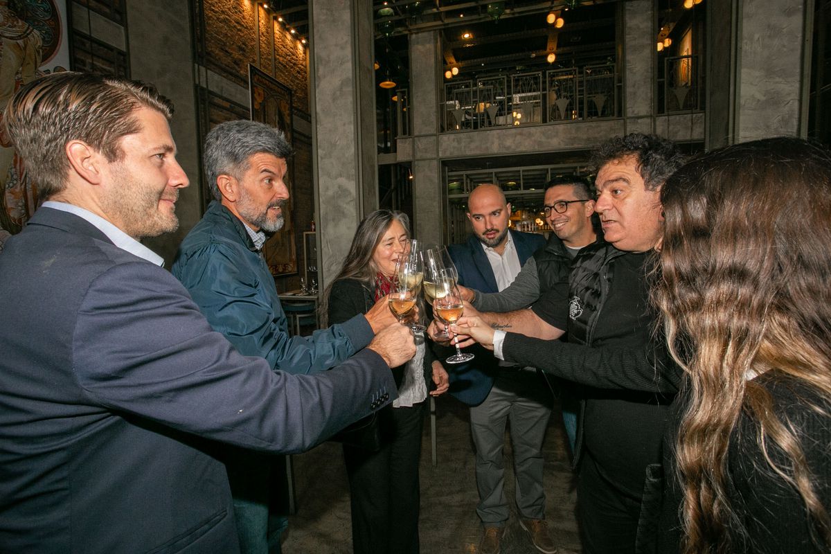 Brindis de Ulpiano Suarez y Alejandro Vigil con miembros de la Cámara de Comercio Argentina China, Instituto Confucio y funcionarios de Turismo.