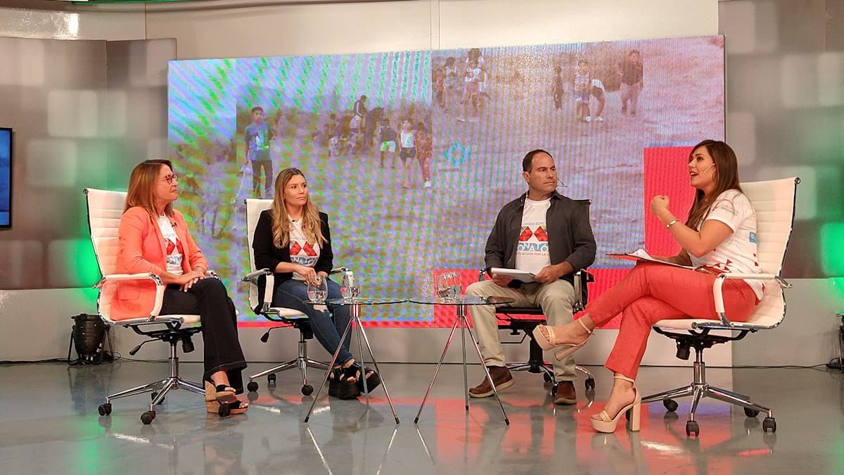 Los conductores de la Donatón&nbsp; Julián Chabert y Gisela Campos con la directora de la Fundación Grupo América y la&nbsp;Alejandra Perinetti, directora nacional de Aldeas Infantiles.