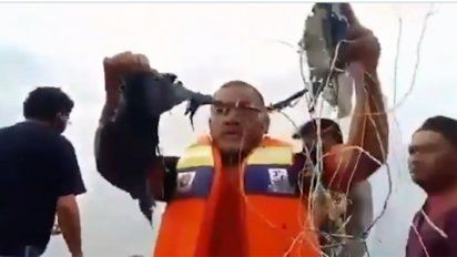 Pescadores encontraron restos del boeing que cayó en Indonesia.