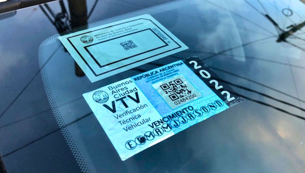 Cómo despegar los stickers vencidos del auto sin que queden marcas: el eficaz truco sin esfuerzo