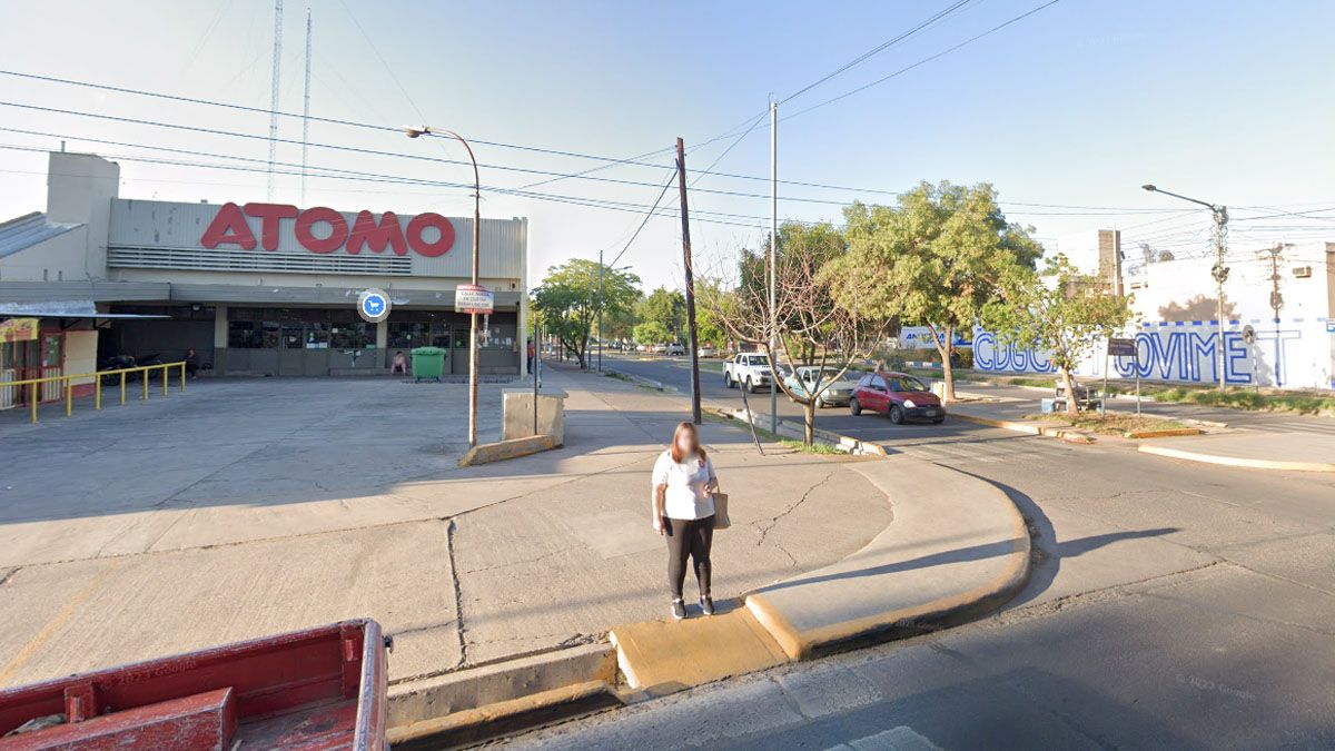 La pareja de ladrones asaltó a un cajero del supermercado Átomo de calle Sarmiento y Terrada, de Godoy Cruz. La pareja de ladrones asaltó a un cajero del supermercado Átomo de calle Sarmiento y Terrada, de Godoy Cruz.