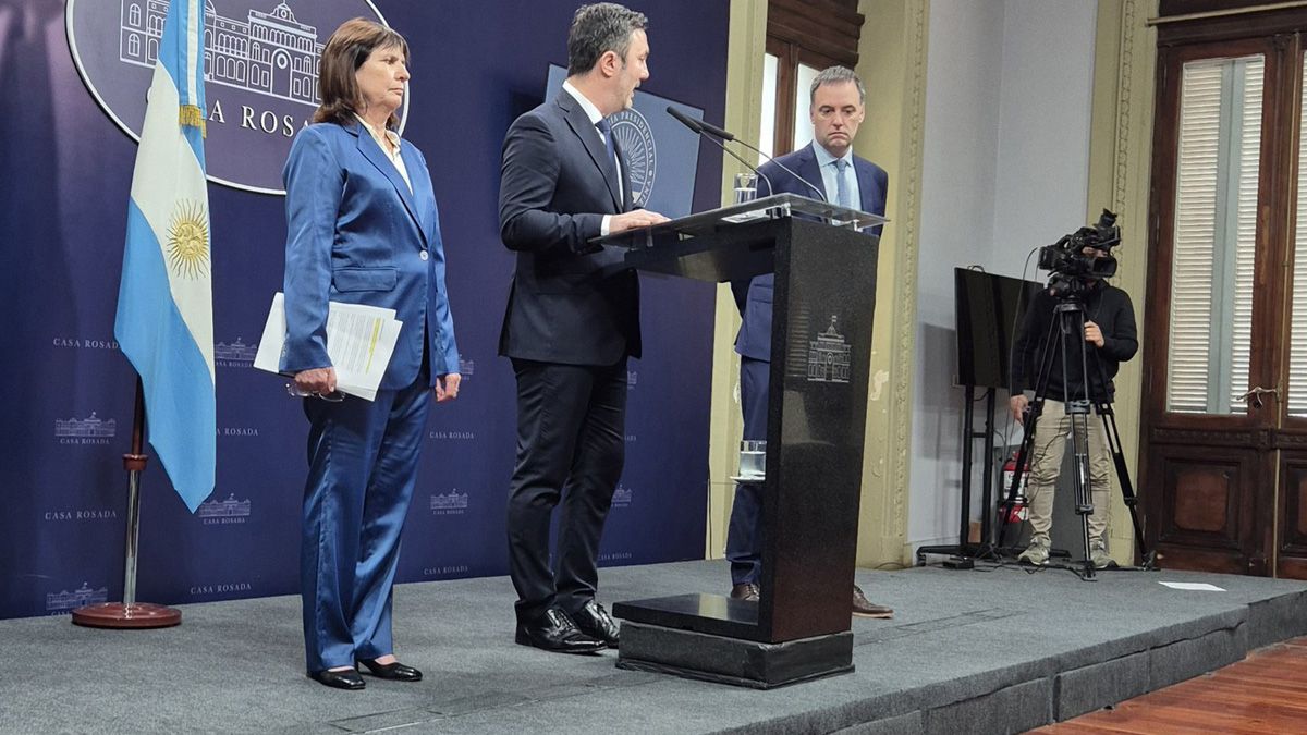 Los ministros Patricia Bullrich y Luis Petri junto al vocero presidencial Manuel Adorni en el anuncio del operativo antidroga en San Rafael.