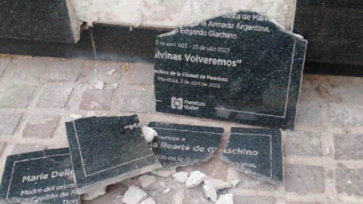 La placa homenaje era dedicada a la madre del primer combatiente muerto en las Islas Malvinas.