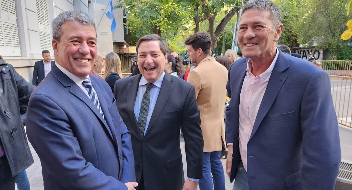 Alejandro Bermejo (derecha) junto a su hermano Adolfo y el precandidato a gobernador Omar Parisi. La foto fue tomada minutos antes de que el paciente sufriera la descompensación.