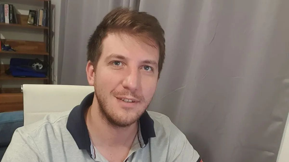 Mostaccio se desempeña en el Registro de Licencias de Conducir de Las Heras.