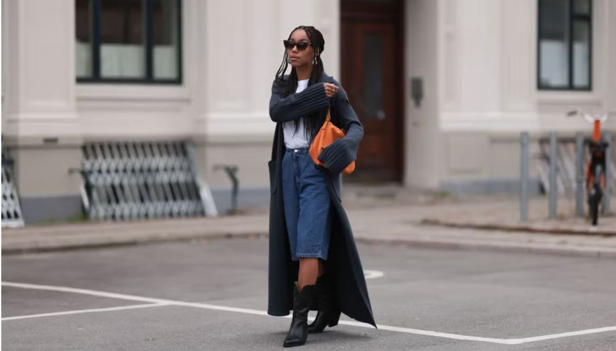 Look con bermuda y botas caña media. Imagen: ELLE. Look con bermuda y botas caña media. Imagen: ELLE.